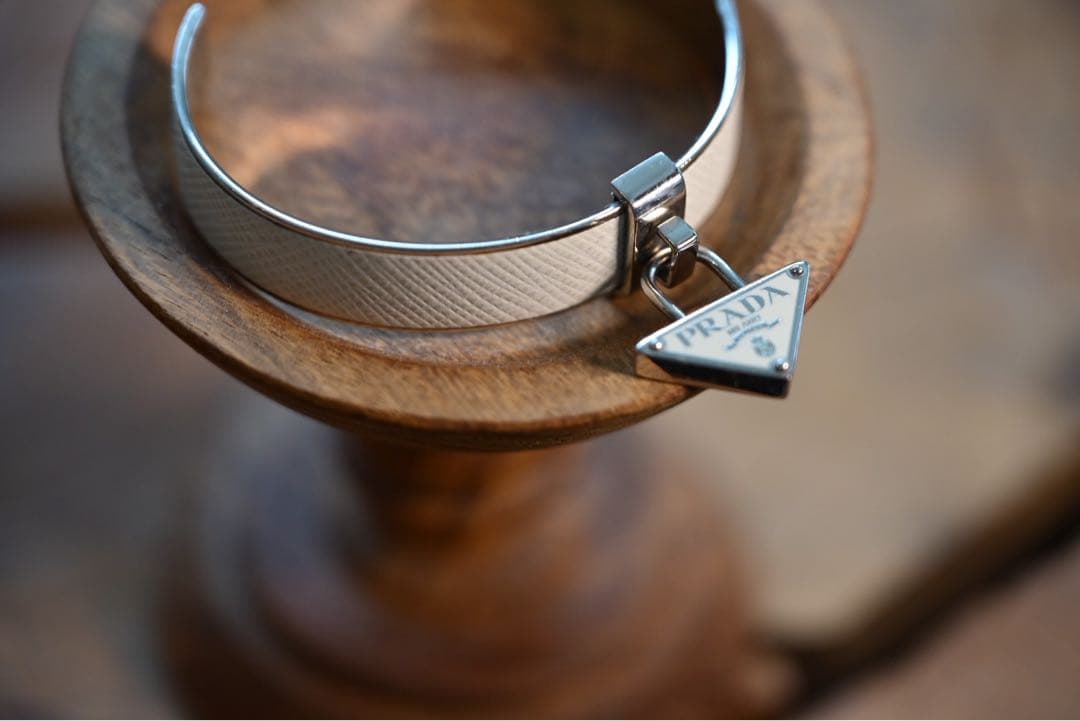 PRADA メタルxサフィアーノレザー ブレスレット　ホワイト