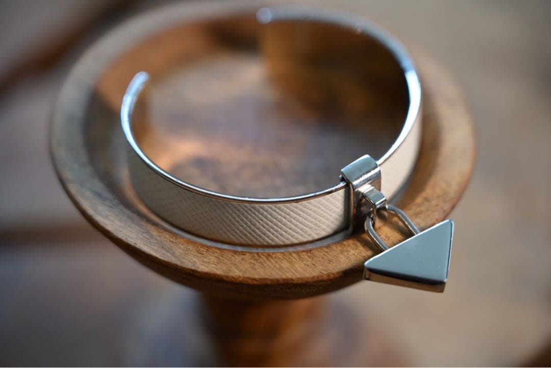 PRADA メタルxサフィアーノレザー ブレスレット　ホワイト