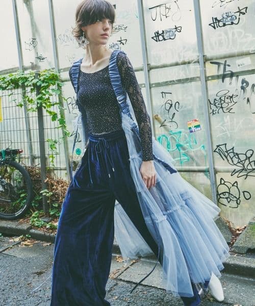 J1U ラベルエチュード　シースルーボリュームチュールデザインジレ　ブラック