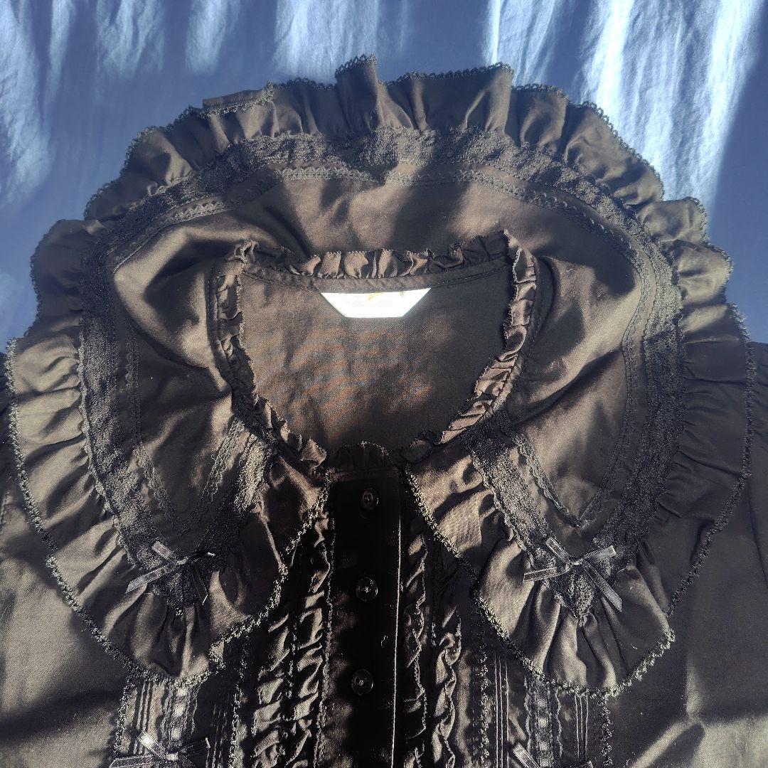 フリル付き黒長袖ブラウス