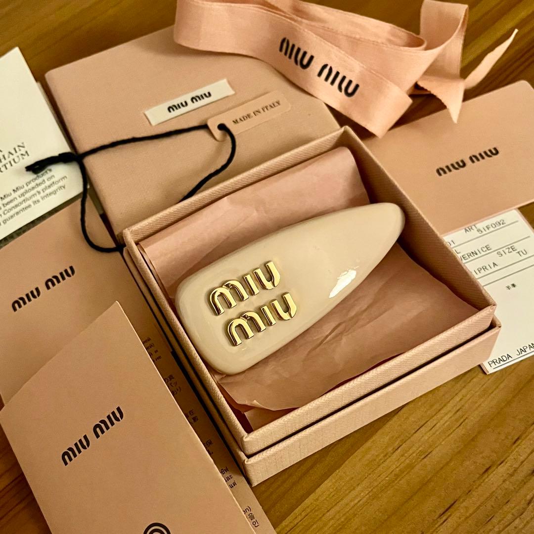 【限定SALE】【正規品】MIU MIU パテントレザーヘアクリップピンク
