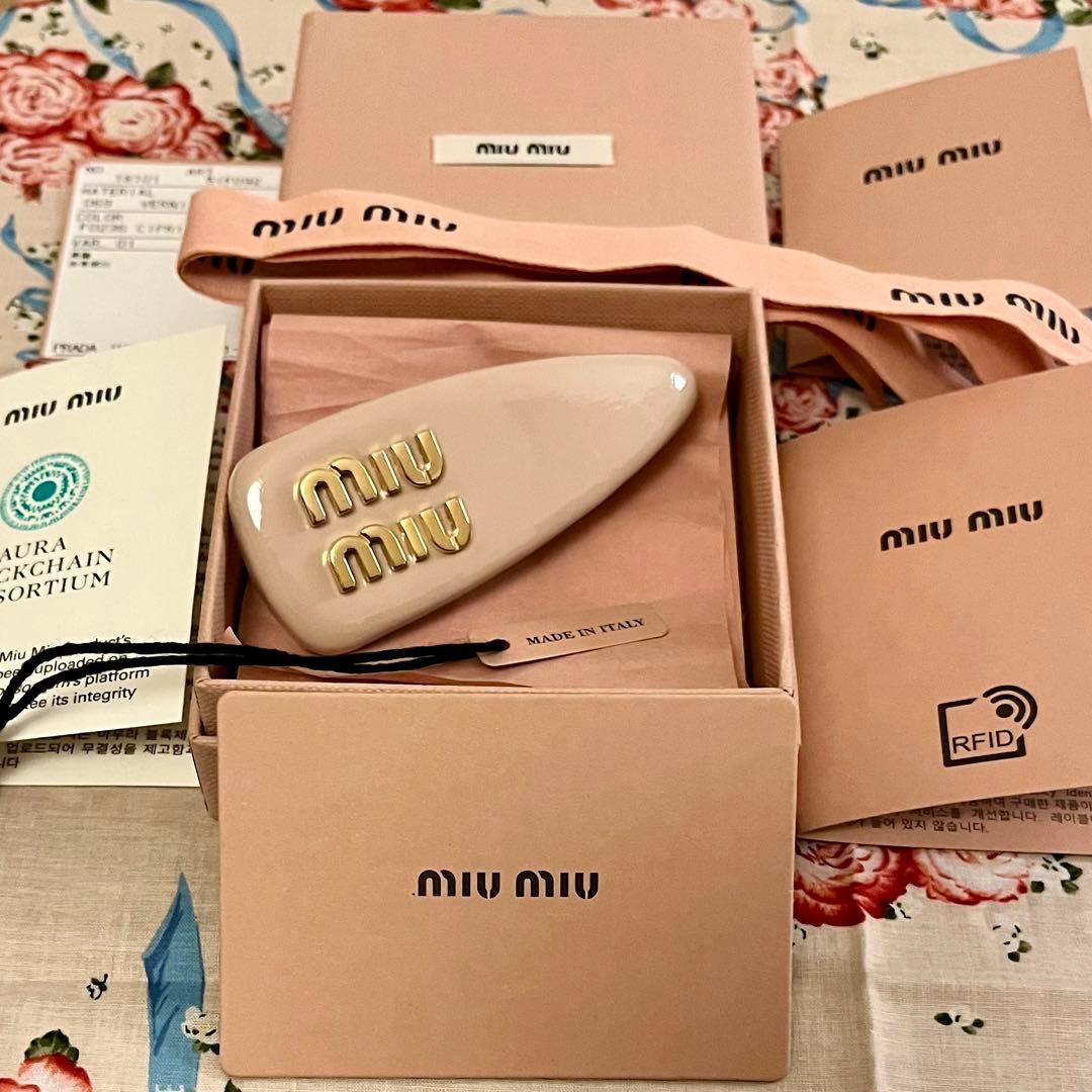 【限定SALE】【正規品】MIU MIU パテントレザーヘアクリップピンク
