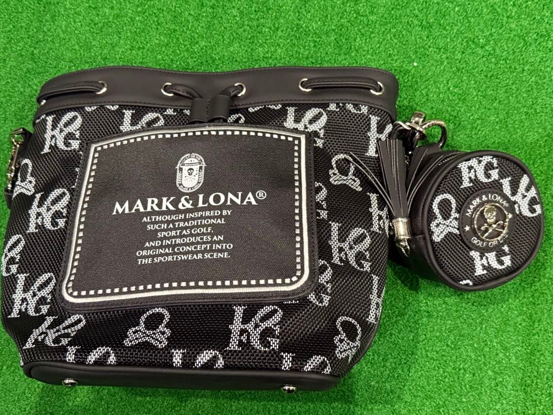 マークアンドロナ正規品、新品、未使用　タグ付　巾着型のカートバッグとボールポーチ