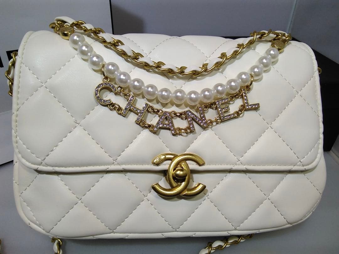 CHANEL 〈シャネル〉ノベルティ パールビジュー付　ホワイトショルダーバッグ