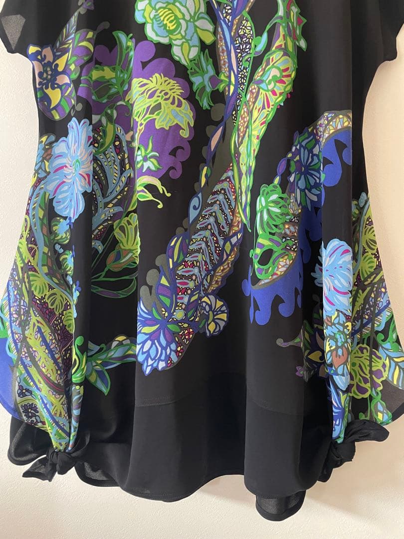 トクコプルミエブォル花柄フレアチュニック黒(訳あり)