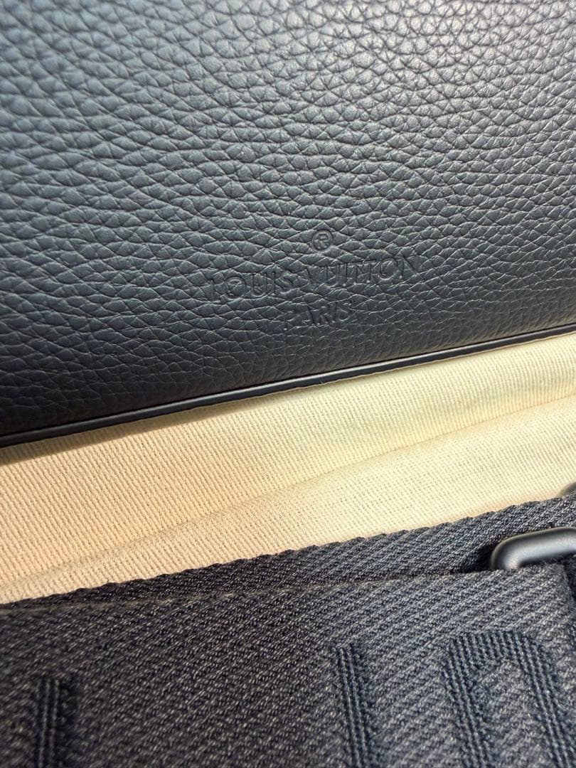 LOUIS VUITTON ブラックショルダーバッグメンズ