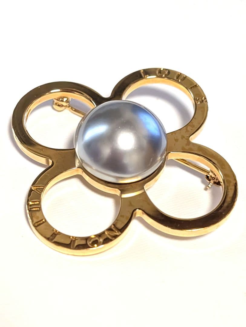 ルイヴィトン　 フラワー型パールブローチ