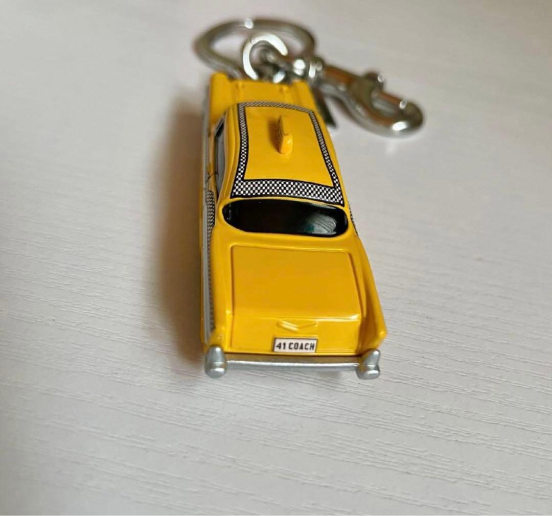 希少 COACH スモールタクシー キーホルダー バッグチャーム　オンライン完売