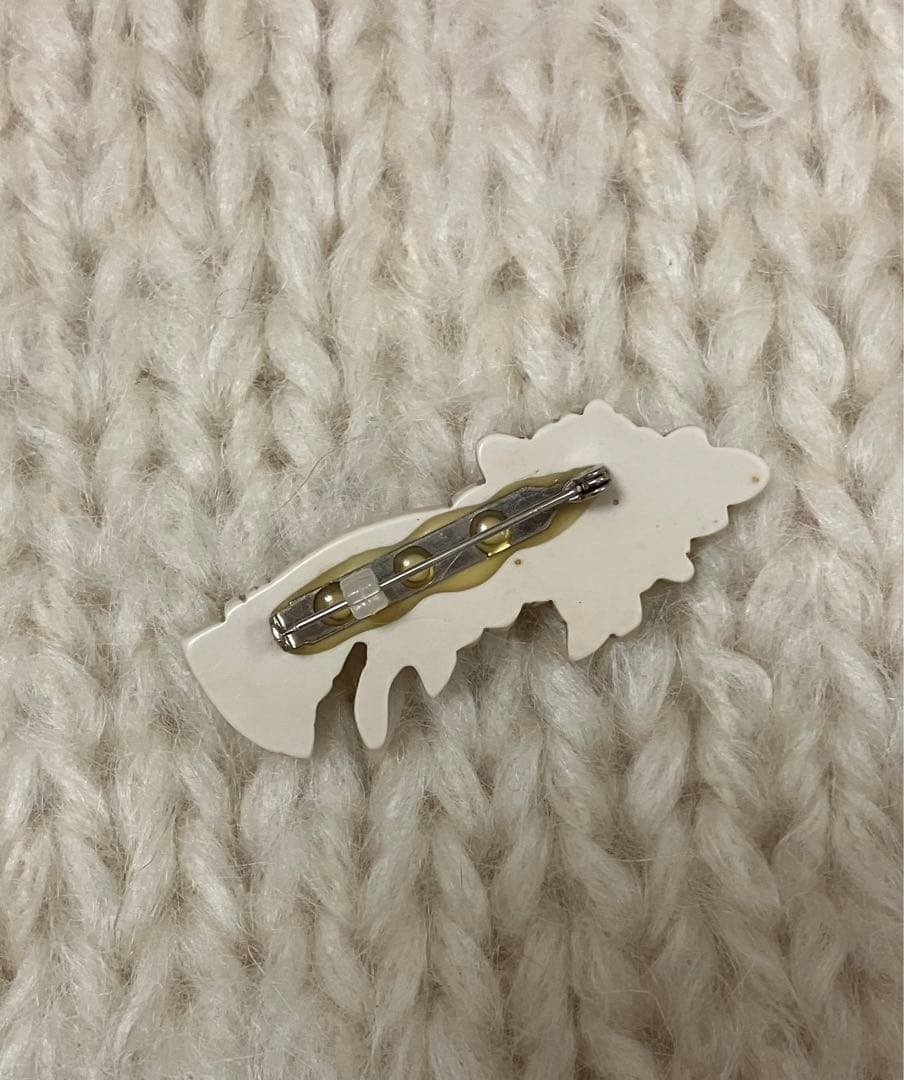 アンティーク　アイボリー　ハンドモチーフ　フラワー　ブローチ