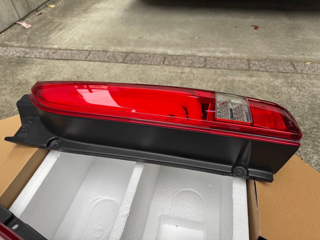 バレンティ ジュエルLEDテールランプREVO TYPE3 ハイエース