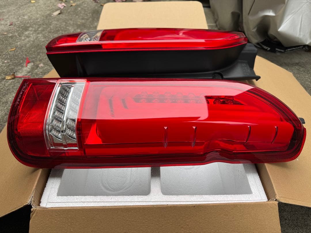 バレンティ ジュエルLEDテールランプREVO TYPE3 ハイエース