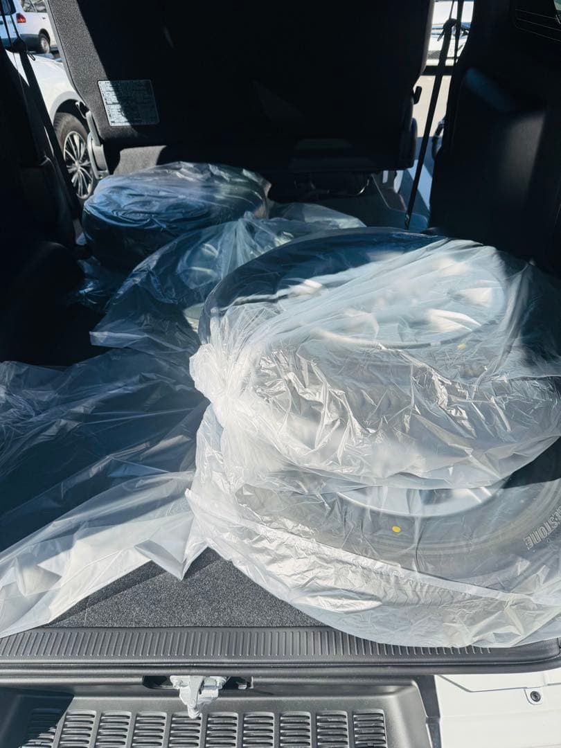 25年12月納車ハイエース200系8型　純正タイヤホイールセット