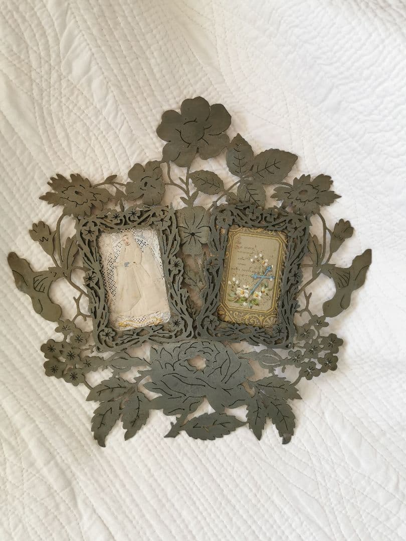 アンティーク ２枚ガラスフォトフレーム 花々の金属装飾 初聖体式&十字架カード