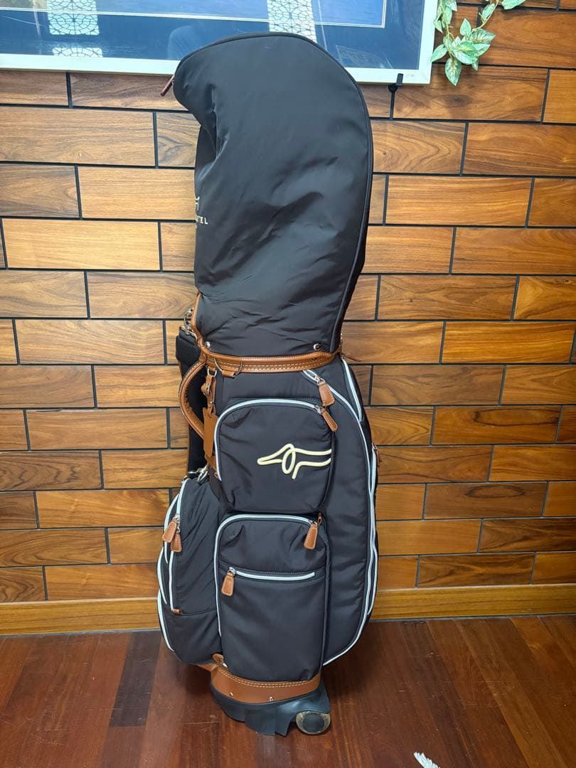 「LOUIS CASTEL」は韓国のNo1ゴルフウェアブランドです