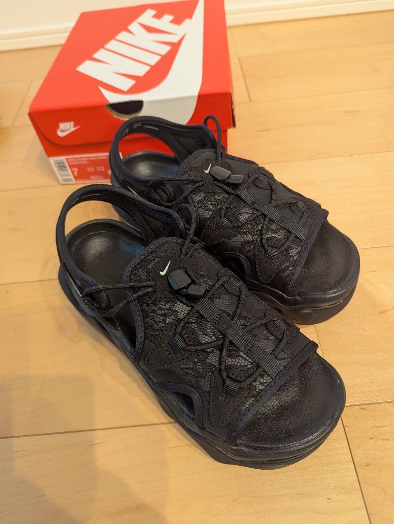 NIKE エアマックスココサンダル24 黒レース柄