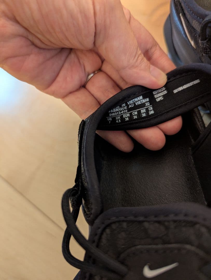 NIKE エアマックスココサンダル24 黒レース柄