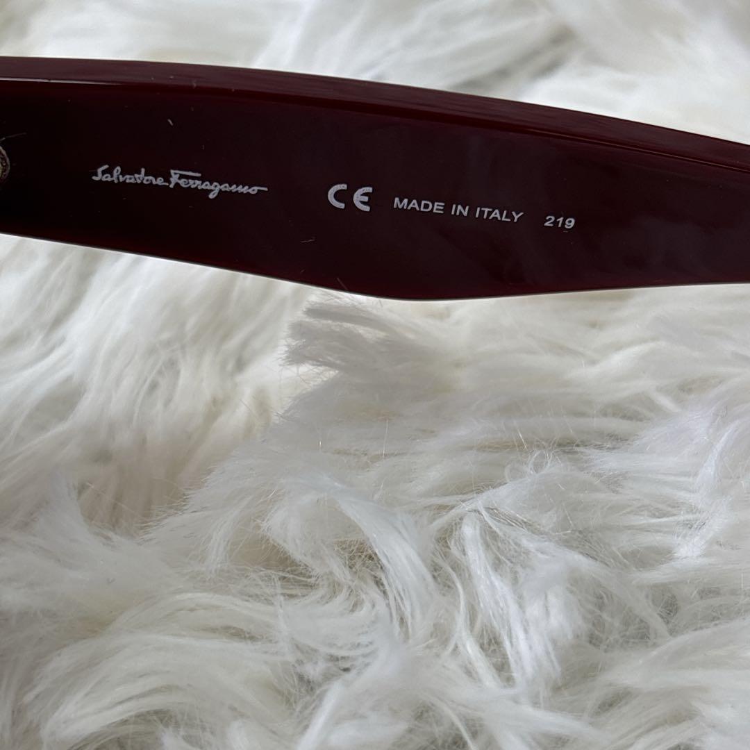 未使用品　Ferragamo レッド キャットアイ サングラス　レディース