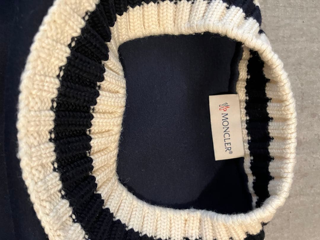 Moncler モンクレール　ポリウレタンプルオーバー　黒に近いネイビー