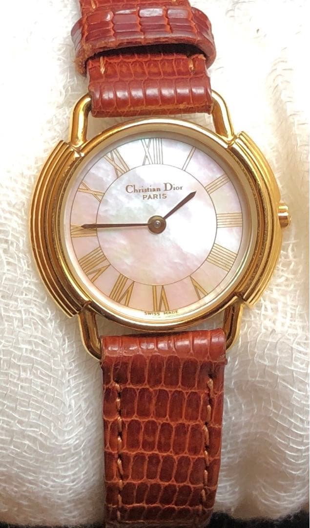 クリスチャンディオール婦人腕時計D58-121-2 ほのかなピンクがあるシェル盤