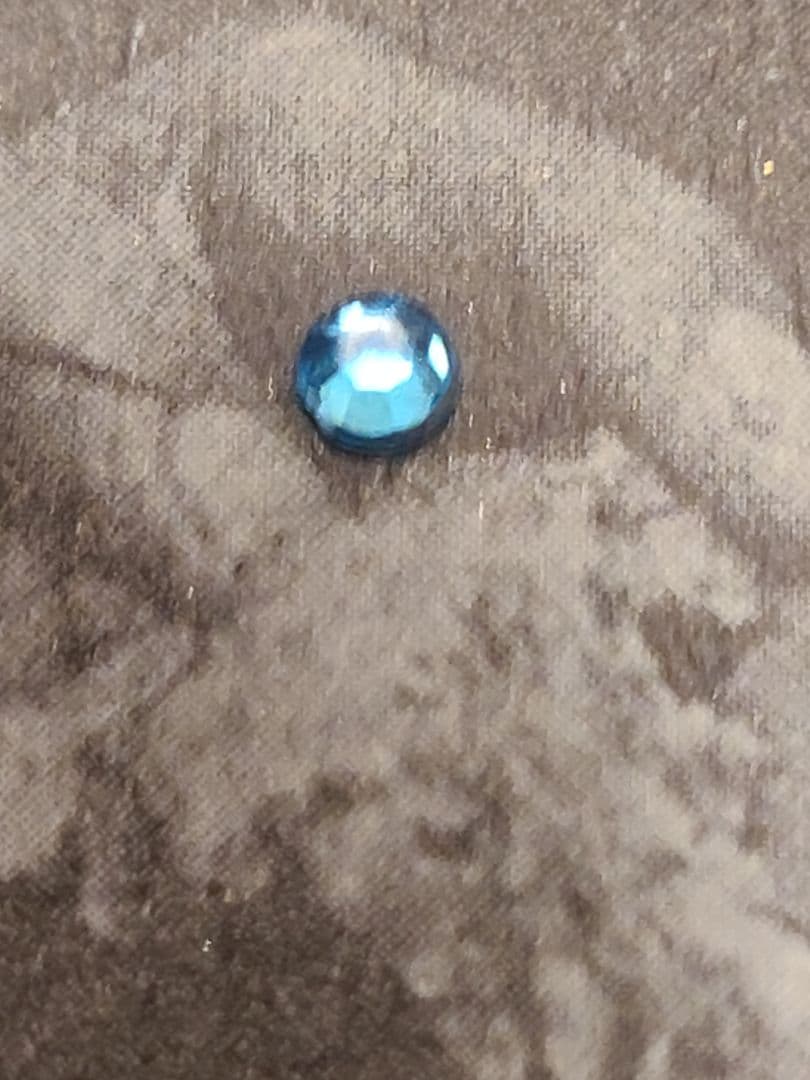 本「人類の起源」エルベール・トマ著　ビーズか宝石の粒が付く改造装丁に驚き！