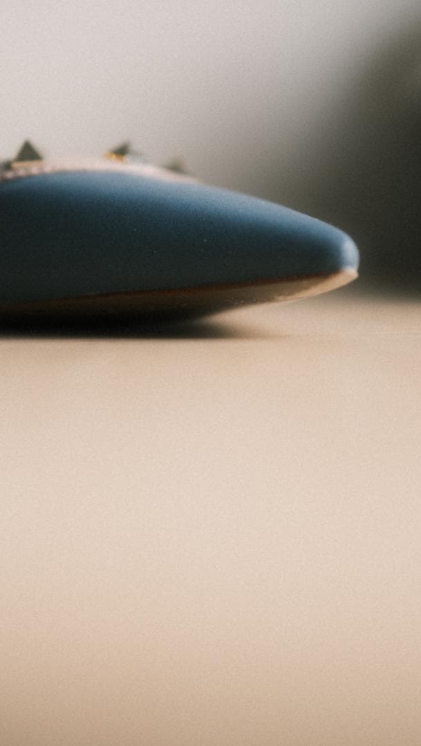 ヴァレンティノ ブ​​ルー/ベージュ レザー ロックスタッズ フラット ミュール