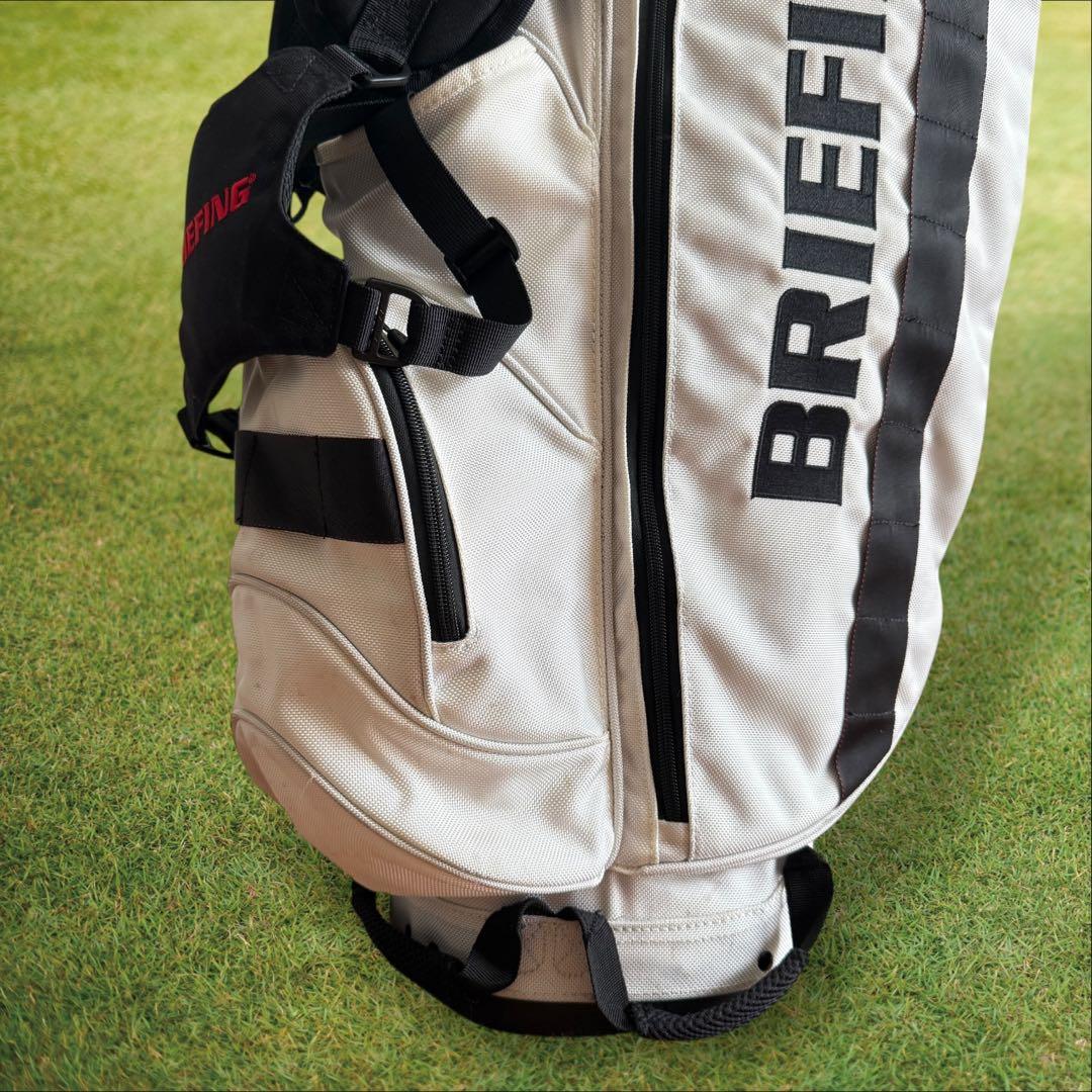 ビームスコラボ　ブリーフィング　キャディバッグ　軽量　白　黒　スタンド式　ゴルフ