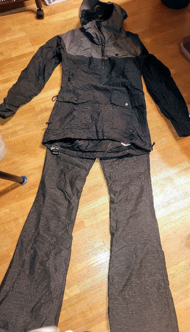 VOLCOM スノボウェア　上下　新品タグ付き　S　XS