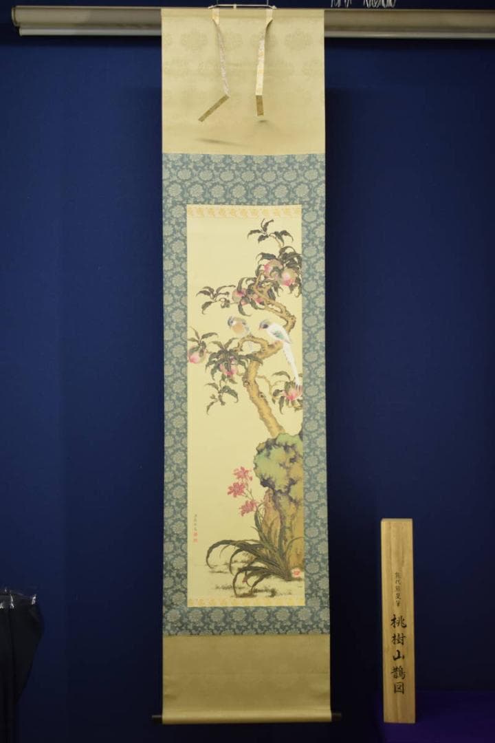 複製/熊代熊斐/桃樹山鵲図/工芸/布袋屋掛軸HF-464