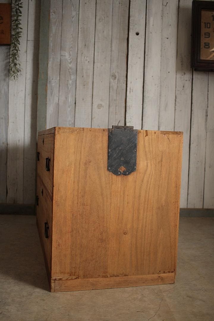 古く味のある木製の引き出し2段　チェスト　桐箪笥　タンス　古家具　古民家