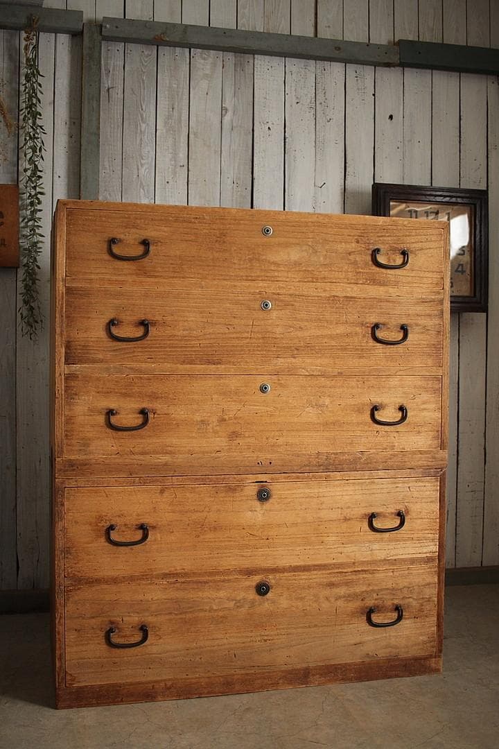 古く味のある木製の引き出し2段　チェスト　桐箪笥　タンス　古家具　古民家