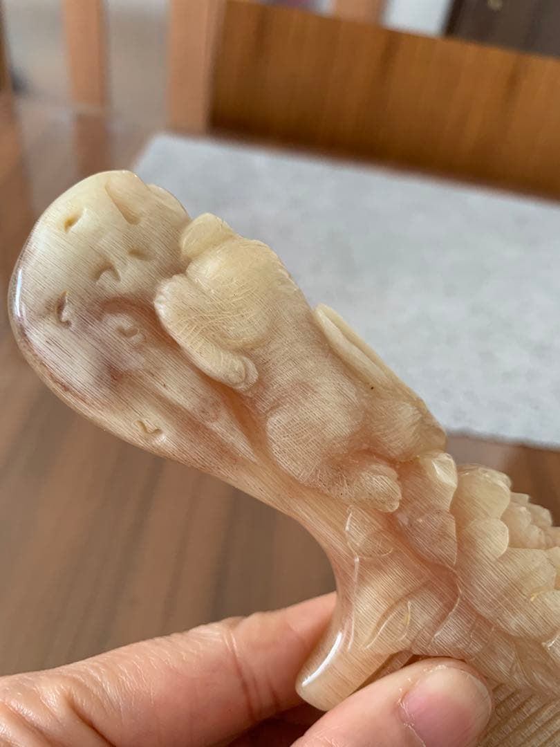 F-154天然　高品質羊角　うさぎフラワー彫り　頭皮マッサージ櫛くし　健康を守る