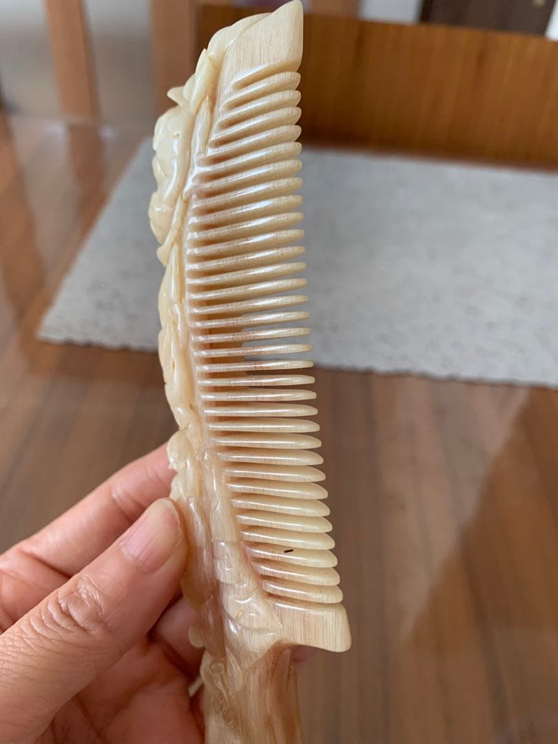F-154天然　高品質羊角　うさぎフラワー彫り　頭皮マッサージ櫛くし　健康を守る