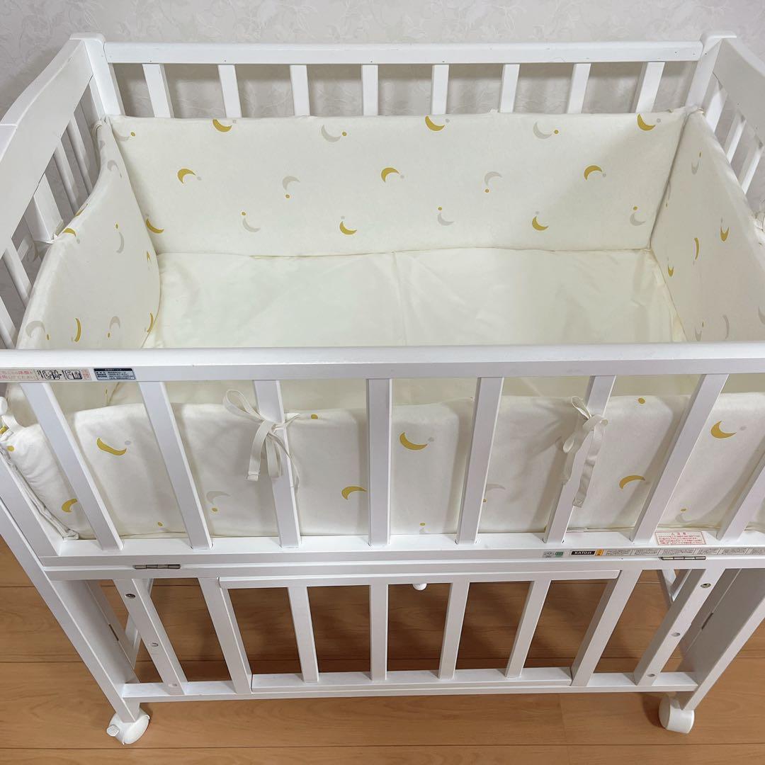 ホワイト木製ベビーベッド キャスター付き