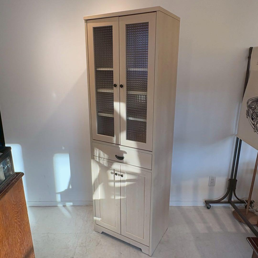 食器棚　白　上の扉磁石ないです。