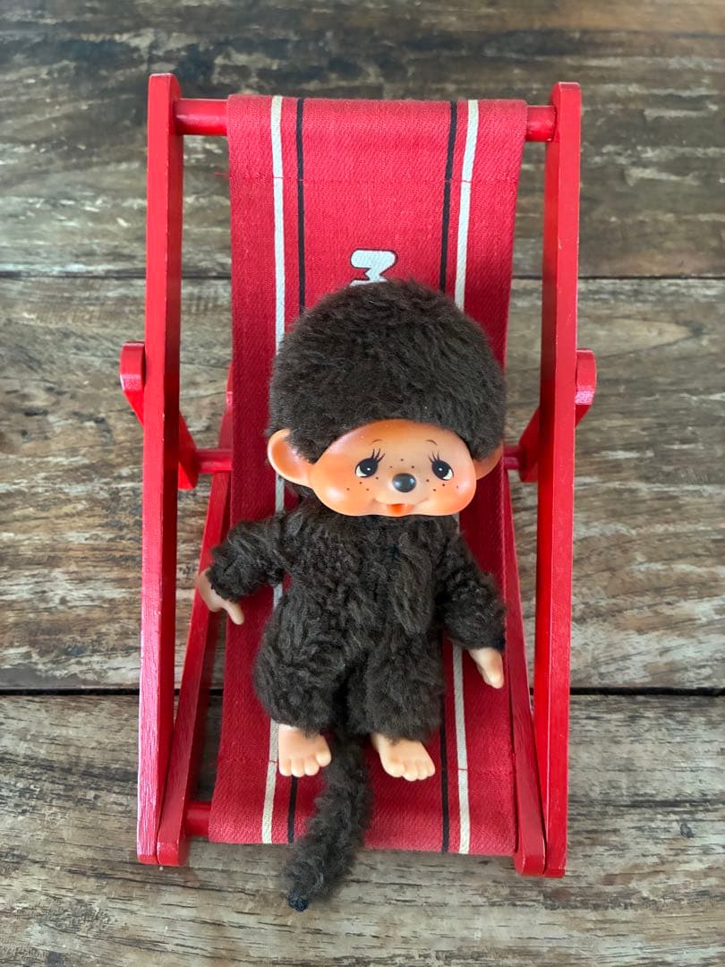 モンチッチ ぬいぐるみと赤い椅子