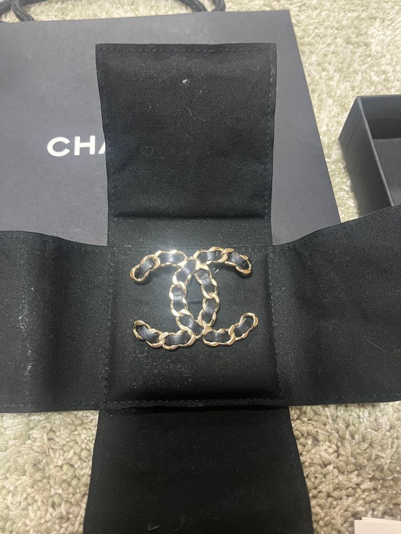 シャネル ココマーク チェーン ブローチ レザー (