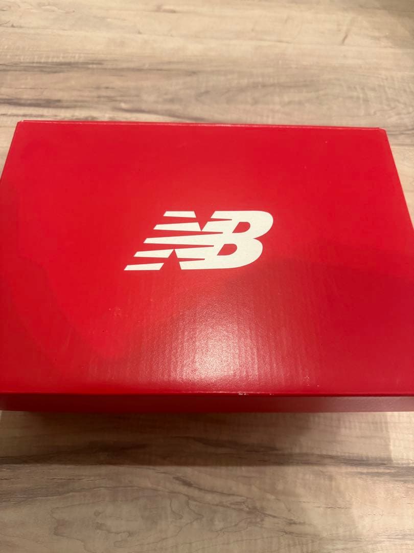New Balance イエロースニーカー