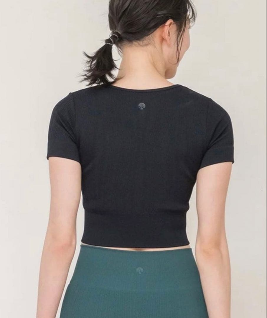 新品　SUKALA ウエーブリブアクティブクロップドトップスM ブラック