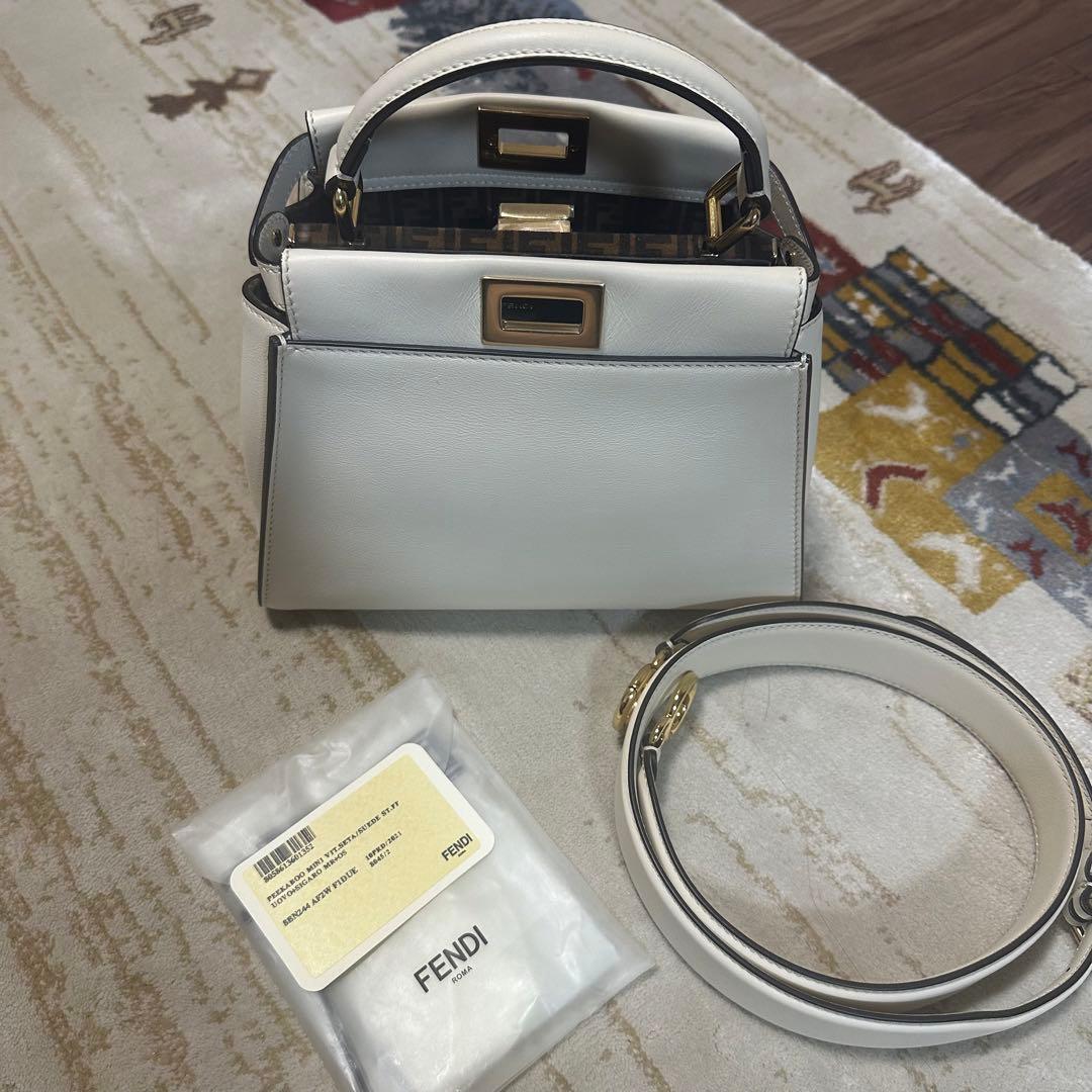 【新品未使用】フェンディ ピーカブー ミニ　ハンドバッグ　ホワイト