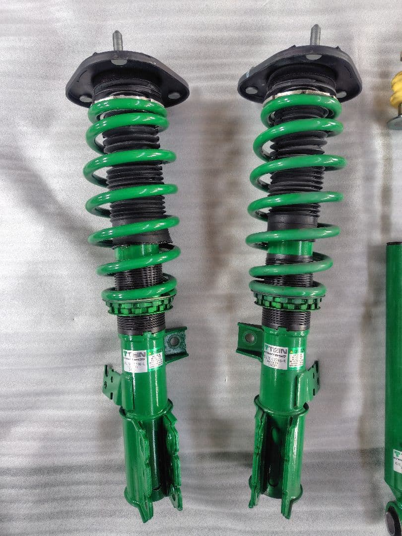 トヨタ　アイシス　車高調