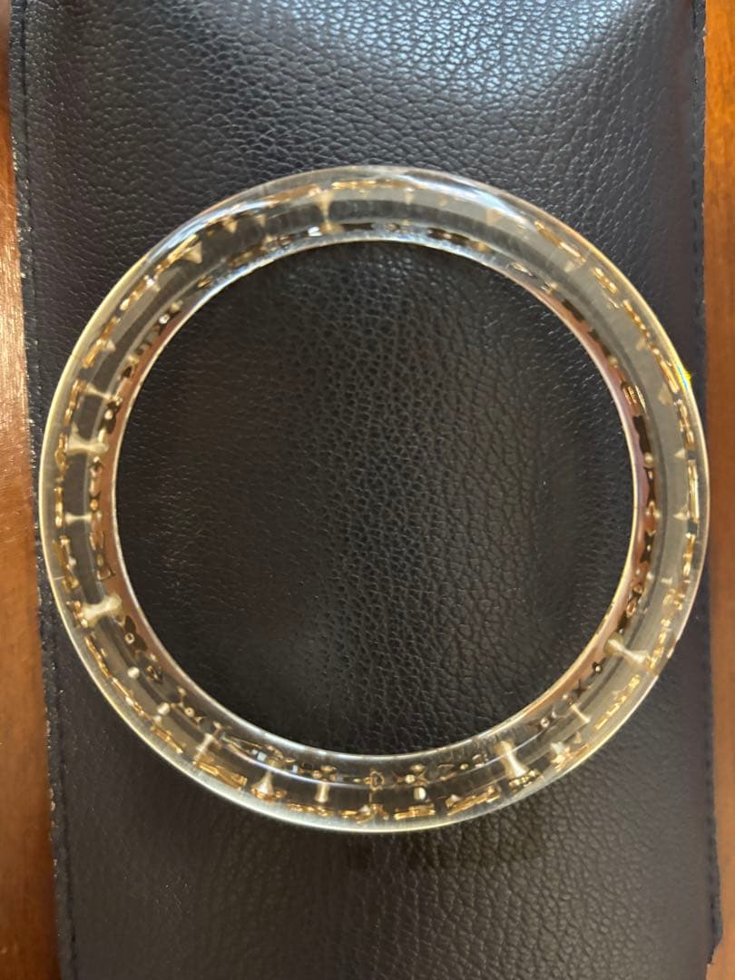 ルイヴィトン、アンクルージョン 透明アクリル 花模様 バングル