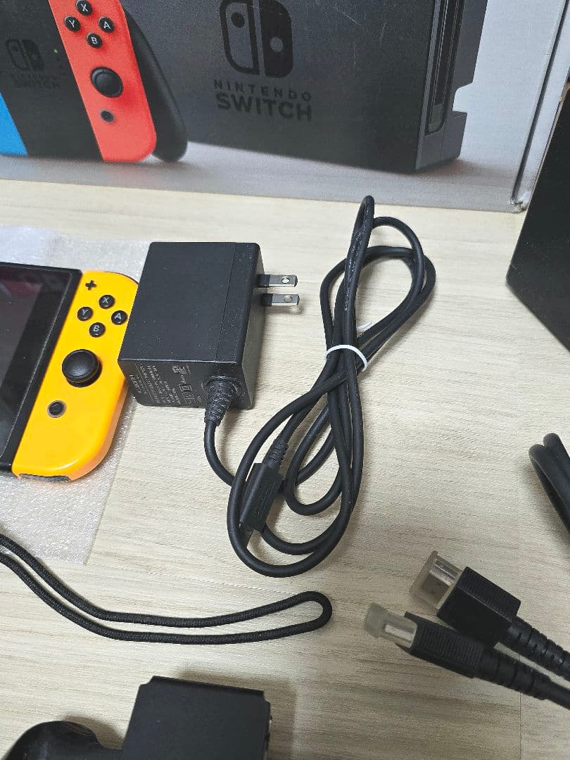 任天堂スイッチ　Switch本体 ハードケース・フィルム付属　特典多数付き