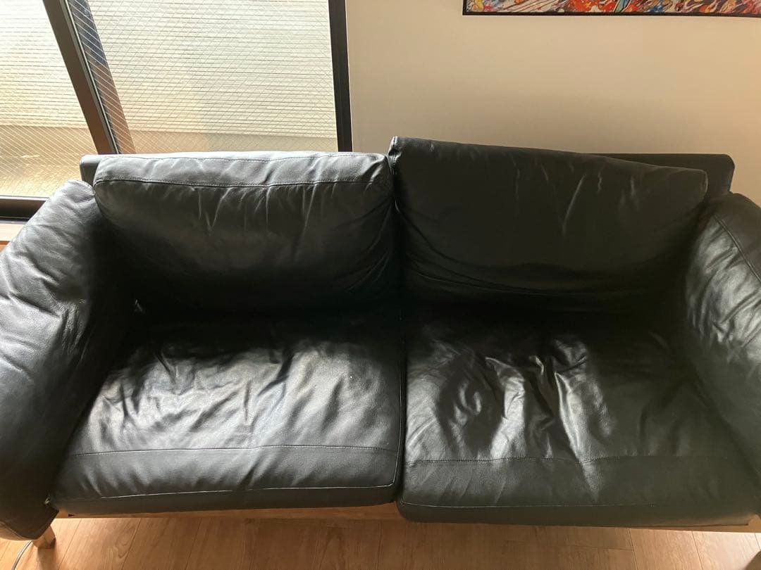 黒いレザー2人掛けソファ