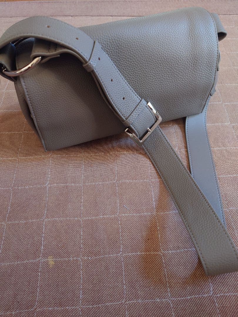 BEARDSLEY レザーボディバッグ　TAUPE