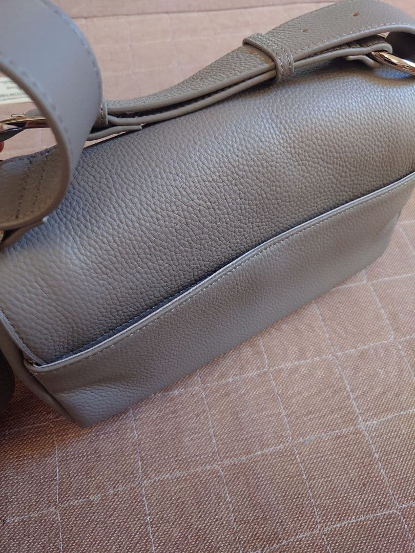 BEARDSLEY レザーボディバッグ　TAUPE