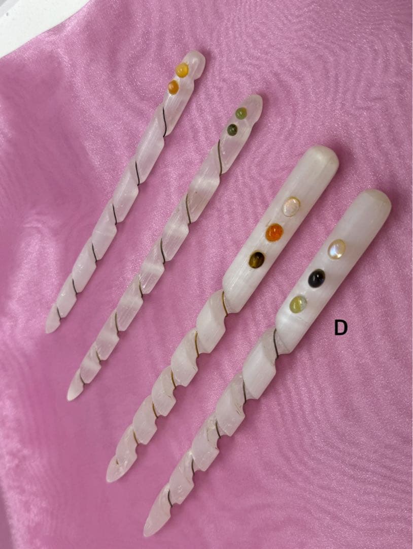 Ｄ）透明感のある光を放つ『セレナイト・スパイラルワンド』