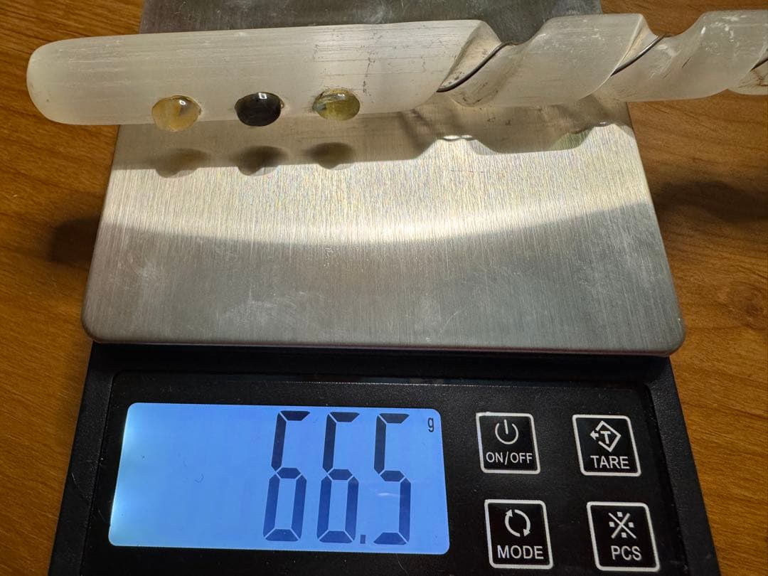 Ｄ）透明感のある光を放つ『セレナイト・スパイラルワンド』