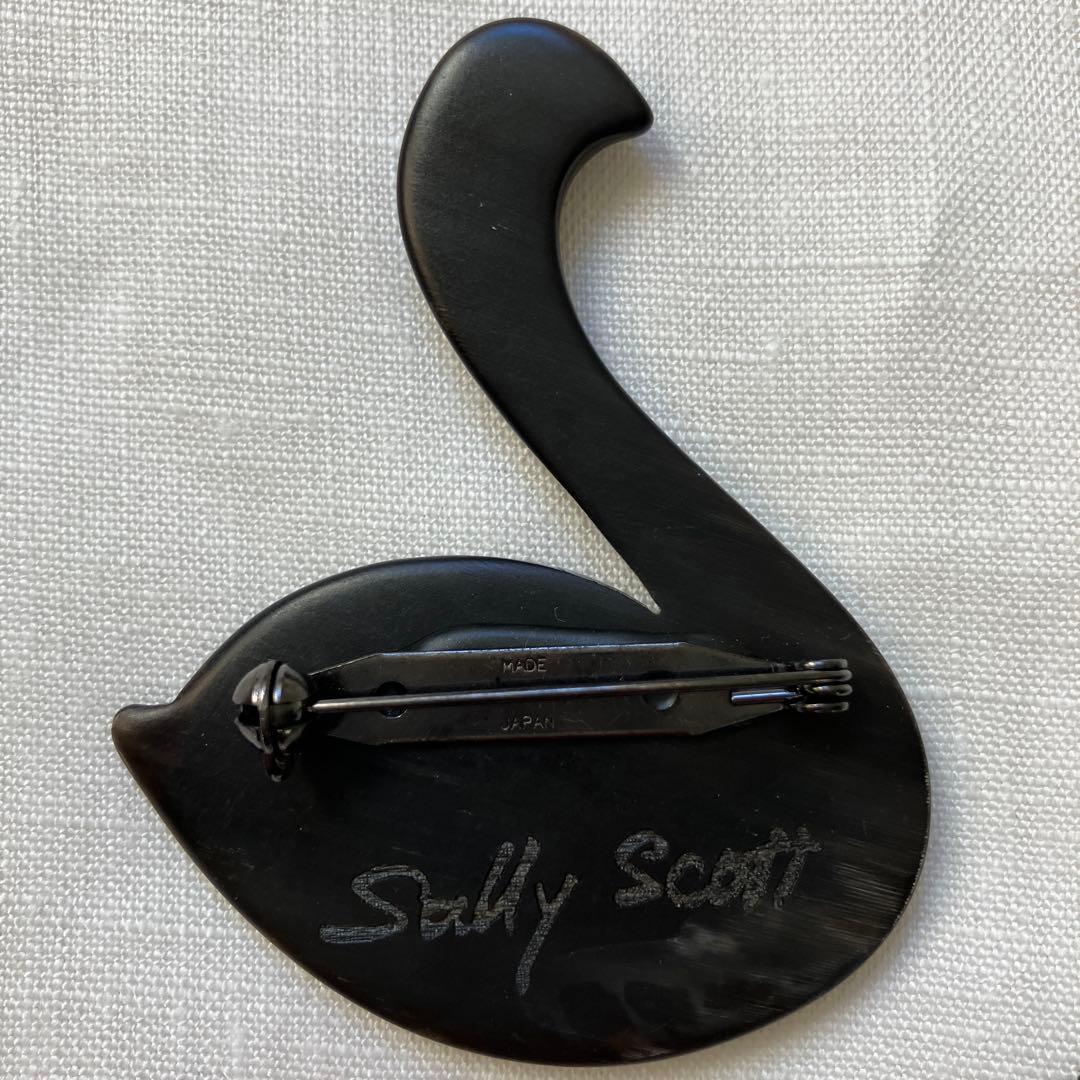 Sally Scott 黒鳥 水牛の角 ブローチ