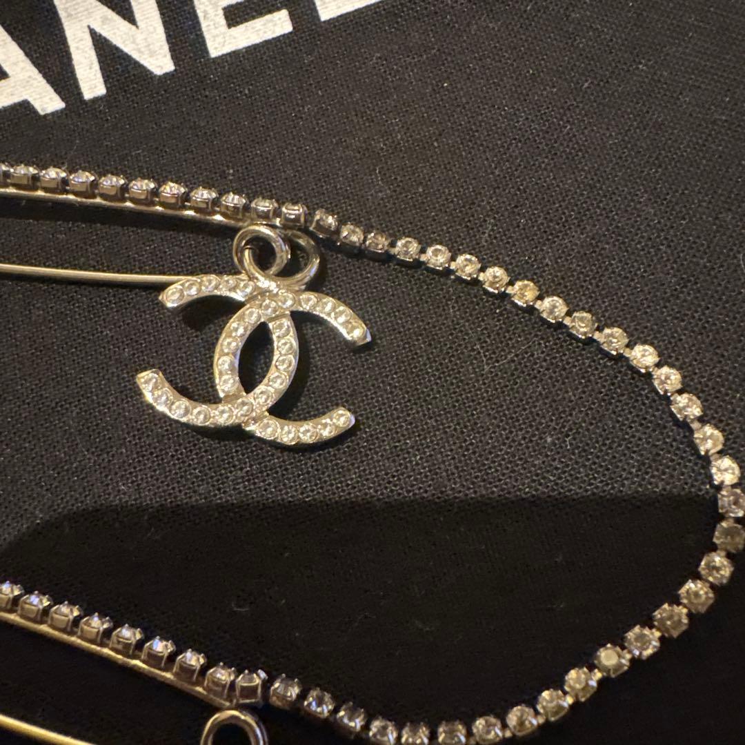 新品❤️CHANEL 安全ピンブローチ　ココマーク　ダブルピンメタル