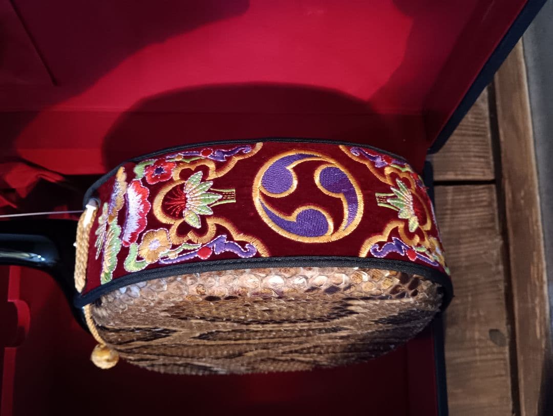 沖縄 三線 本体 ケース付 蛇皮 胴巻uティーガー付